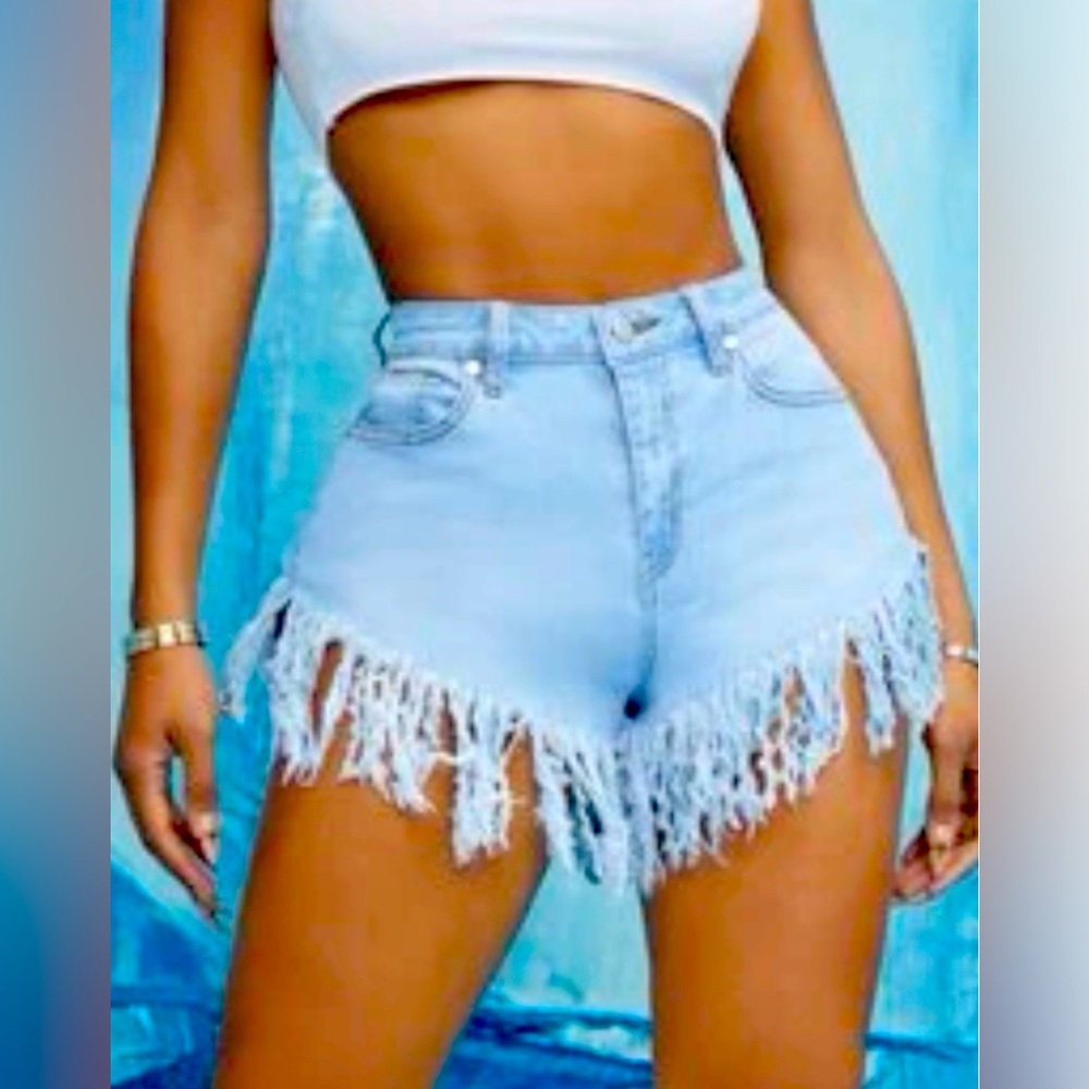 NWOT| Sexy high waisted Fringe Hem Shorts | Light Wash | L (8/10)